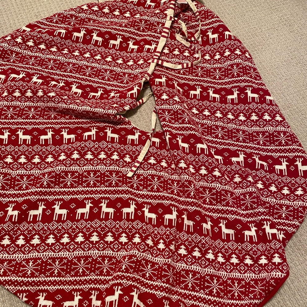 Red and White Reindeer Stripe Knit Christmas Tree Skirt
